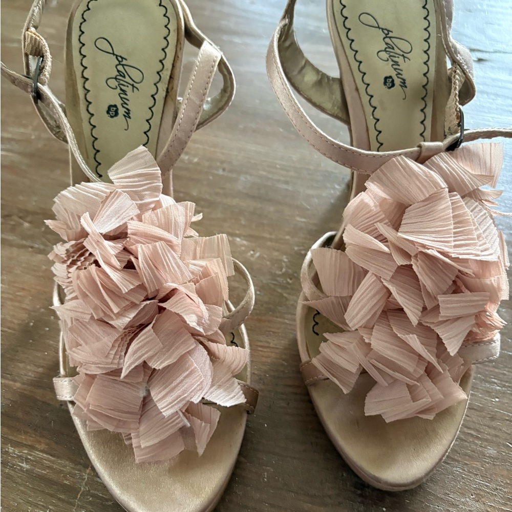 Platinum Ruffled Heels  Size 6.5 - Picture 3 of 7